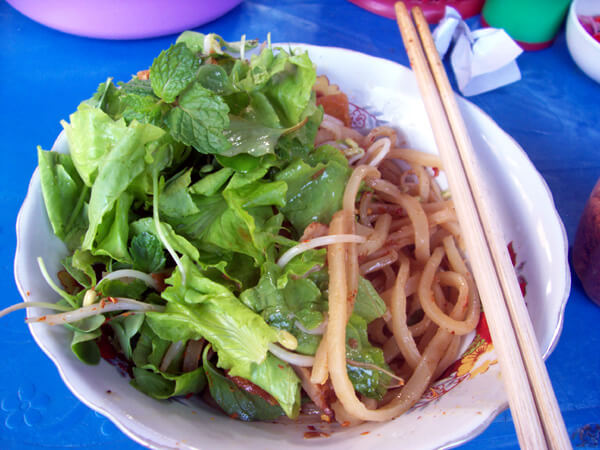 vietnam street food cao lau